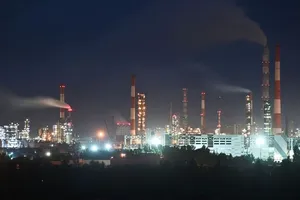 Hình ảnh nhà máy lọc dầu tại TP Omsk (tỉnh Omsk, Nga). Ảnh: REUTERS 