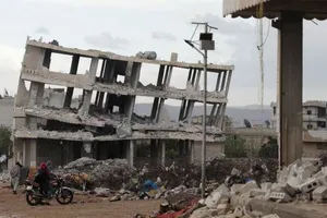 Một tòa nhà đổ sập tại Syria sau trận động đất kinh hoàng hồi 6-2. Ảnh: REUTERS