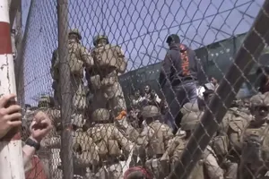 Lính Mỹ giúp sơ tán dân khỏi Afghanistan trước khi vụ đánh bom tại sân bay Kabul xảy ra. Ảnh: AP