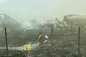 Hai chiếc xe đâm vào nhau rồi phát nổ trên đường cao tốc do bão bụi làm hạn chế tầm nhìn. Ảnh: CNN