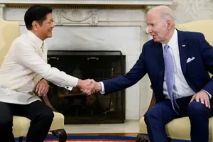 Tổng thống Mỹ Joe Biden (bên phải) và Tổng thống Philippines - Ferdinand Marcos Jr trong cuộc gặp hồi 1-5 tại Washington (Mỹ). Ảnh: AP 