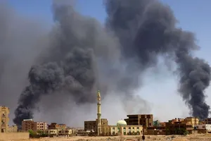 Những cột khói lớn xuất hiện tại thủ đô Khartoum (Sudan) do các cuộc giao tranh giữa Quân đội Sudan (SAF) và Lực lượng phản ứng nhanh (RSF) trong ngày 1-5. Ảnh: REUTERS
