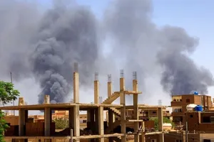 Các đợt không kích trong ngày 6-5 giữa hai phe xung đột phá hủy nhiều tòa nhà tại thủ đô Khartoum (Sudan). Ảnh: REUTERS