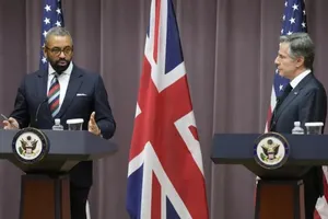 Ngoại trưởng Mỹ Antony Blinken (bên phải) và người đồng cấp Anh James Cleverly trong cuộc họp báo chung ngày 9-5. Ảnh: AP 