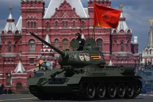 Xe tăng T-34 trong buổi duyệt binh nhân Ngày Chiến thắng tại Quảng trường Đỏ ở Moscow (Nga). Ảnh: RIA NOVOSTI
