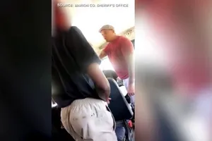 Cảnh một phụ huynh lớn tiếng với nhân viên trường học, rồi sau đó đánh vào ngực một nam nhân viên ngay trên xe buýt. Ảnh: FOX NEWS