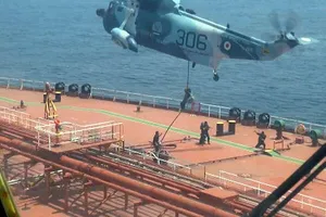 Quân đội Iran bắt giữ một tàu chở dầu có treo cờ Marshall Islands tại vùng Vịnh Oman hồi 25-4. Ảnh: RT