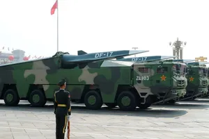 Tên lửa siêu thanh DF-17 trong một cuộc duyệt binh ở Bắc Kinh (TQ) hồi 2019. Ảnh: REUTERS 