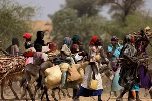 Người dân Sudan tại các vùng xảy ra xung đột phải rời bỏ quê hương tìm nơi "lánh nạn". Ảnh: REUTERS