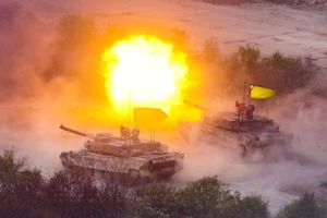 Xe tăng K2 khai hỏa. Ảnh: REUTERS