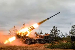 Binh chủng Moscow bắn pháo phản lực trong một cuộc tập trận tại TP Saint-Peterburg (Nga). Ảnh: MIL.RU