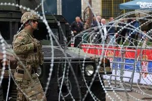 Lính NATO canh gác ngoài một văn phòng ở thị trấn Zvecan (Kosovo). Ảnh: REUTERS