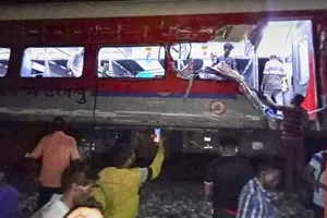 Cảnh hỗn loạn tại hiện trường, nhiều nạn nhân vẫn còn mắc kẹt dưới những đống đổ nát. Ảnh: THE HINDU TIMES