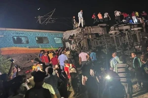 Hình ảnh hiện trường xảy ra vụ tai nạn giữa 2 tàu tốc hành chở khách và tàu chở hàng ở Ấn Độ. Ảnh: REUTERS