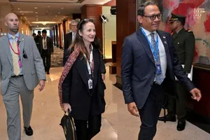 Giám đốc Tình báo Quốc gia Mỹ - bà Avril Haines (ở giữa) tham dự Đối thoại Shangri-La tại Singapore trong ngày 2-6. Ảnh: REUTERS