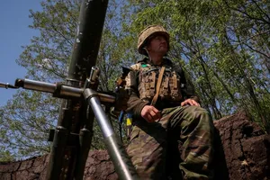 Binh sĩ Ukraine lên nòng súng cối nhắm về phía quân Nga gần TP Bakhmut ngày 18-5. Ảnh: REUTERS