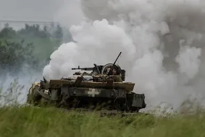 Lính Ukraine điều khiển xe tăng T-64 ở tỉnh Zaporizhzhia vào ngày 24-5. Ảnh: THE WASHINGTON POST