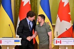Thủ tướng Canada - ông Justin Trudeau (bên trái) và Tổng thống Ukraine - ông Volodymyr Zelensky tại cuộc họp báo tại Kiev (Ukraine) ngày 10-6. Ảnh: AFP