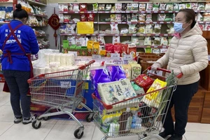 Người dân Trung Quốc mua hàng tại một siêu thị. Ảnh: AP