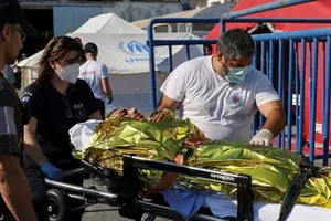 Nhân viên cứu hộ đưa nạn nhân đắm tàu tị nạn tới bệnh viện địa phương trong ngày 14-6. Ảnh: REUTERS