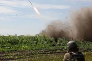 Lữ đoàn xung kích Ukraine bắn tên lửa vào các vị trí quân Nga tại Bakhmut (tỉnh Donetsk, miền đông Ukraine) hồi 13-6. Ảnh: AFP