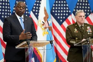 Bộ trưởng Quốc phòng Mỹ Lloyd Austin (bên trái) và Chủ tịch Hội đồng Tham mưu trưởng Liên Quân Mỹ Mark Milley phát biểu tại hội nghị Bộ trưởng Quốc phòng (NATO) trong ngày 15-6. Ảnh: THE WASHINGTON POST