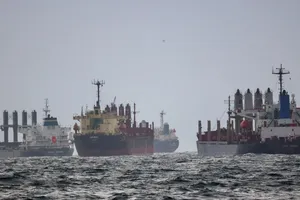 Tàu chở ngũ cốc qua Biển Đen chờ kiểm tra ở Thổ Nhĩ Kỳ. Ảnh: REUTERS