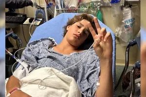 Em Gabriel Klimis được đưa vào bệnh viện băng bó sau khi bị con cá sấu dài gần 2,5 m tấn công. Ảnh: CNN