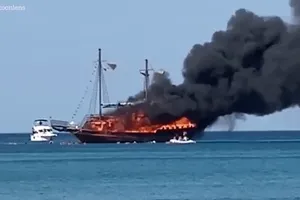 Du thuyền bốc cháy dữ dội ngoài khơi bờ biển Hy Lạp. Ảnh: THE SUN