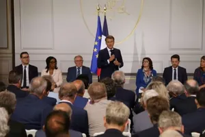 Tổng thống Pháp Emmanuel Macron phát biểu trước khoảng 300 thị trưởng từ khắp đất nước tại Điện Elysee trong ngày 4-7. Ảnh: AFP