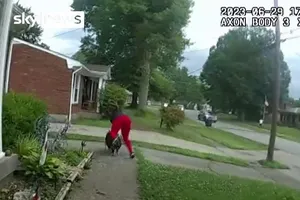 Người dân té nhào khi rượt bắt con lợn xổng chuồng tại TP Louisville (bang Kentucky, Mỹ). Ảnh: SKY NEWS