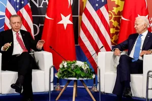 Tổng thống Mỹ Joe Biden (bên phải) và Tổng thống Thổ Nhĩ Kỳ Recep Tayyip Erdogan gặp nhau tại hội nghị thượng đỉnh NATO ở thủ đô Madrid (Tây Ban Nha) hồi tháng 6-2022. Ảnh: REUTERS