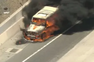 VIDEO: Ô tô cháy dữ dội trên đường cao tốc 