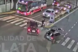 VIDEO: Thoát chết trong gang tấc giữa 2 ô tô va nhau