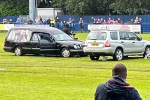 Hình ảnh 2 chiếc xe gây rối tại sân bóng Gateshead (vùng đông bắc Anh). Ảnh: USA TODAY