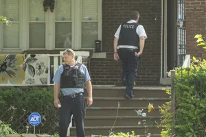 Bực mẹ bảo làm việc nhà, bé 10 tuổi cầm súng bóp cò loạn xạ