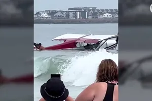 VIDEO: Du khách hoảng hồn chứng kiến cảnh máy bay lao xuống bãi tắm