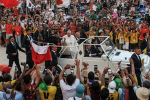 1,5 triệu người cùng cầu nguyện ngoài trời với Giáo hoàng bất chấp nắng nóng