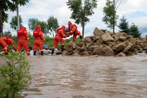 Lũ nặng, Trung Quốc điều động quân đội và cảnh sát đối phó 