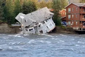 VIDEO: Ngỡ ngàng biệt thự sụp trọn xuống sông 