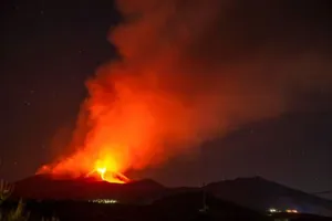 VIDEO: Núi lửa phun dung nham cao 3.000 m đỏ rực bầu trời