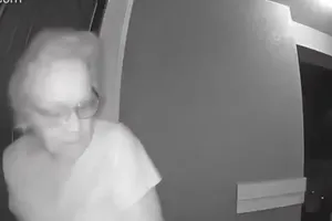 VIDEO: Hoảng hồn vừa mở cửa nhà thì bị gấu 'hù'