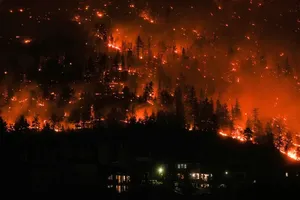 VIDEO: Kinh hoàng cảnh lửa đỏ rực một vùng trời do cháy rừng ở Canada