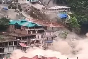 VIDEO: Lở núi kinh hoàng cuốn sập gần chục tòa nhà cao tầng trong giây lát