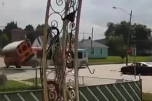 VIDEO: Thót tim xe buýt chở khách tông lật nhào xe buýt học đường tại ngã tư