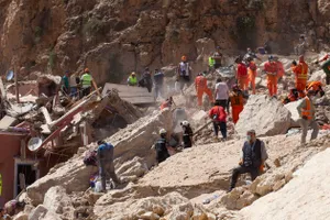 VIDEO: Đang cứu hộ động đất phải lật đật sơ tán do dư chấn 