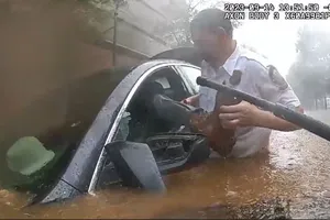 VIDEO: Đập vỡ cửa ô tô cứu người giữa dòng nước lũ