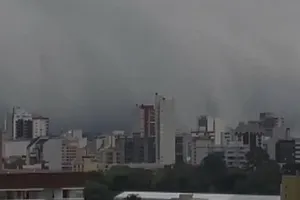 VIDEO: Kỳ lạ mây sóng thần 'nuốt chửng' cả thành phố