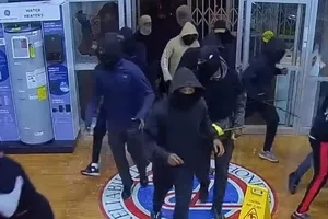 VIDEO: Cả trăm tên trộm tràn vào dọn sạch cửa hàng điện máy