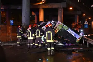 Xe buýt chở du khách rơi khỏi cầu vượt và bốc cháy ở Venice, 21 người chết